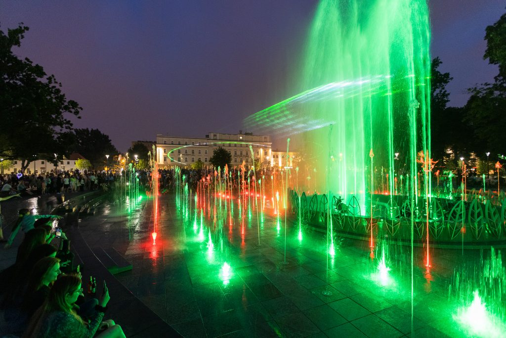 Wracają pokazy na fontannie multimedialnej na Placu Litewskim.