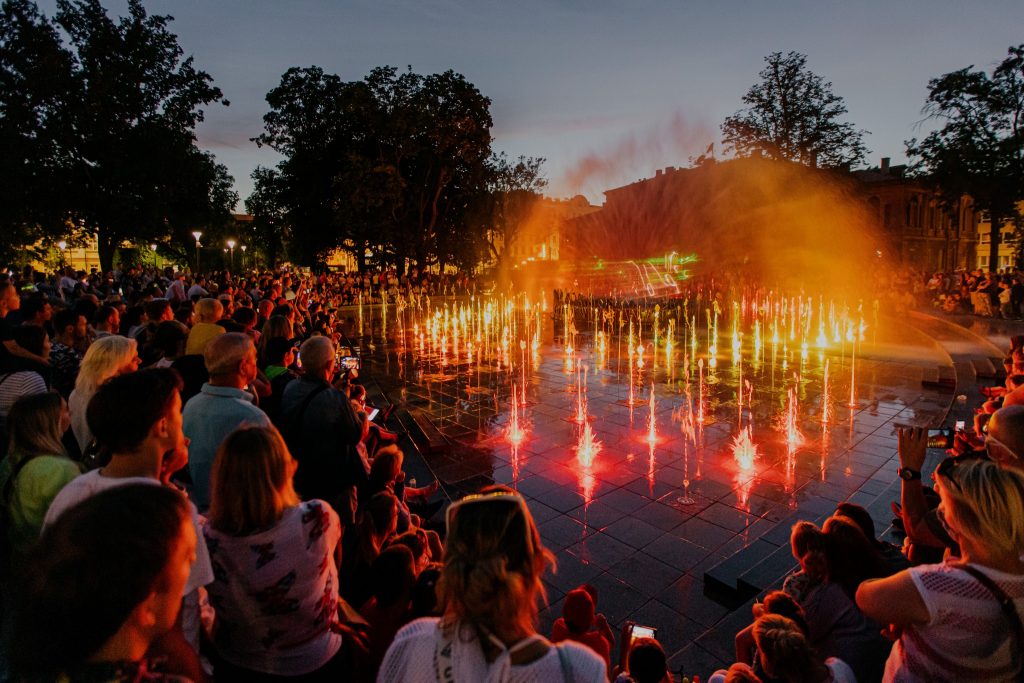 Pokazy na fontannie multimedialnej na Placu Litewskim