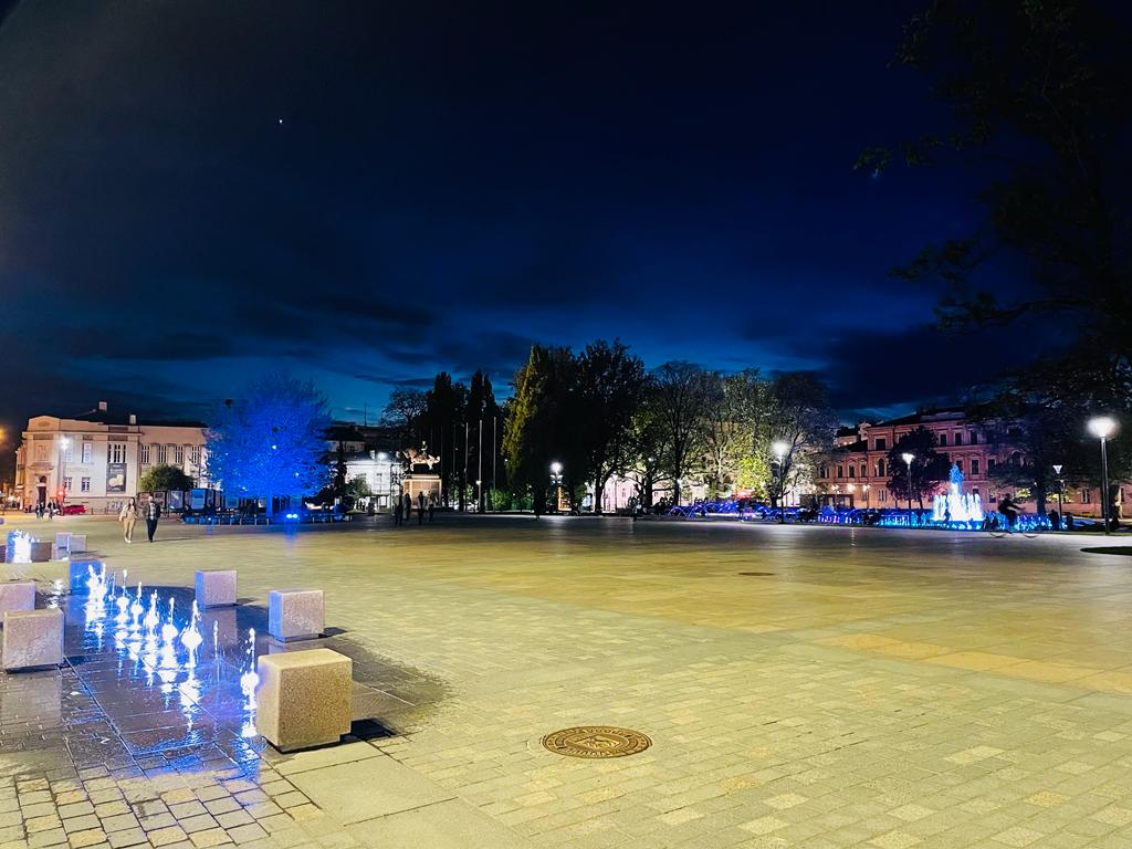 Lublin podświetlony na niebiesko z okazji Światowego Dnia Uchodźcy